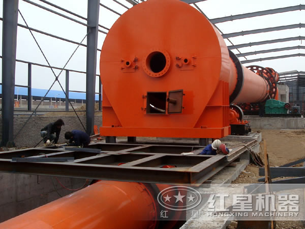 紅星技術(shù)人員正在安裝調(diào)試冷卻機