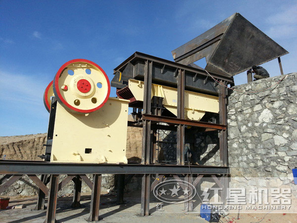 顎式破碎機(jī)現(xiàn)場(chǎng)作業(yè)圖