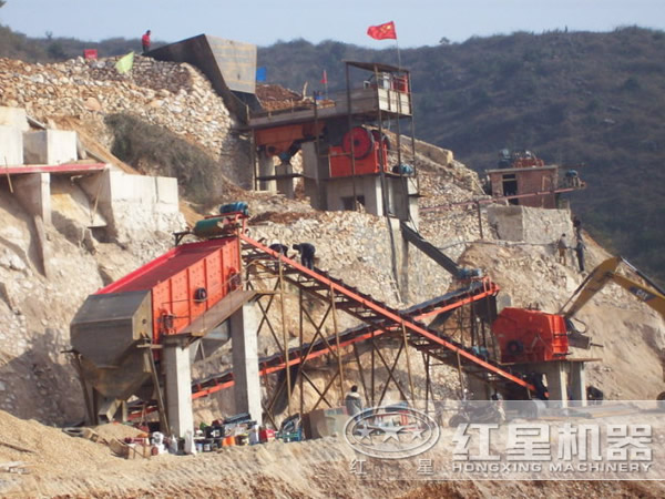 筑路砂石生產現(xiàn)場