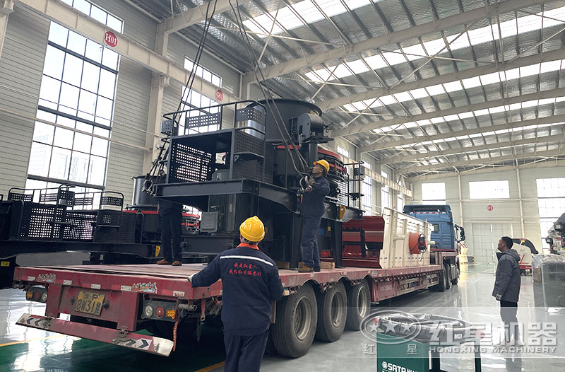 鵝卵石制砂機器車間裝車發(fā)貨中