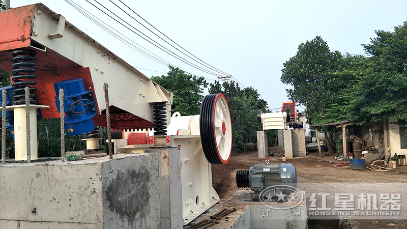 小型石子加工設(shè)備客戶需求增加，現(xiàn)場安裝中