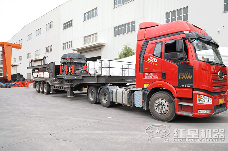 移動制砂機(jī)發(fā)貨進(jìn)行中，車頭牽引即可抵達(dá)生產(chǎn)現(xiàn)場，簡單安裝就能生產(chǎn)