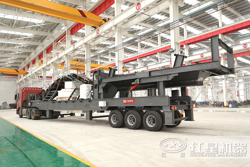 流動(dòng)制砂機(jī)在車頭牽引下駛往現(xiàn)場