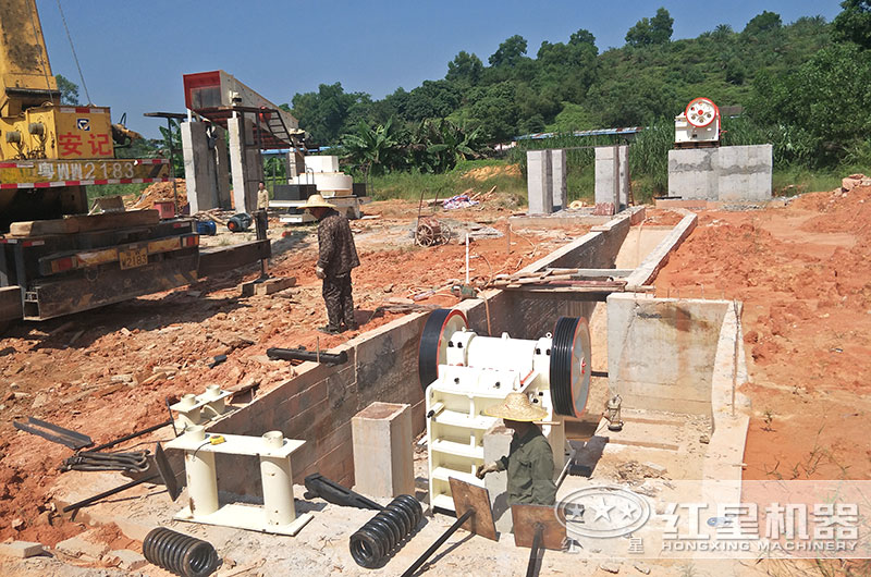 細(xì)顎式破碎機(jī)-300x1300鄂破出料粒度是多少，價(jià)格及參數(shù)