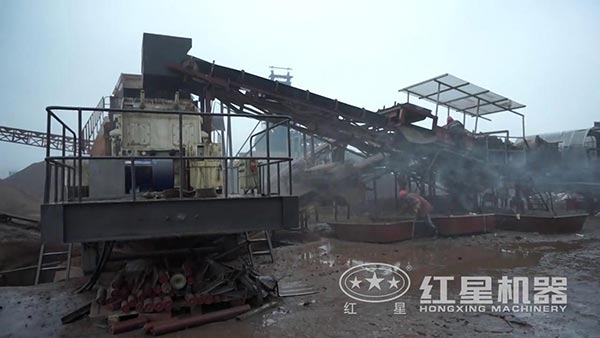 廠區(qū)移動反擊式破碎機(jī)實拍