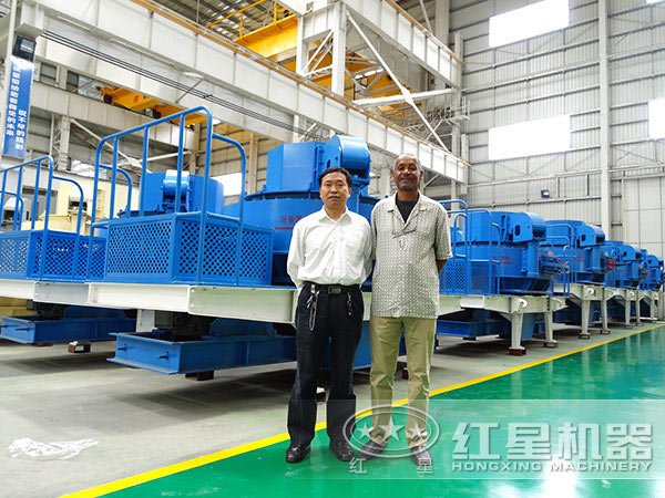 鵝卵石制砂機(jī)生產(chǎn)車(chē)間留影
