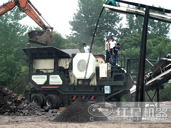 煤矸石粗碎加工環(huán)節(jié)，移動顎破