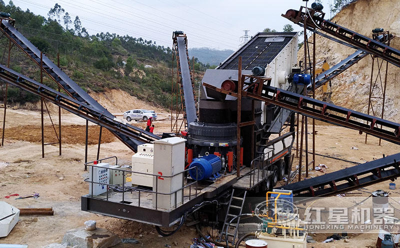 移動(dòng)圓錐破碎機(jī)工作現(xiàn)場