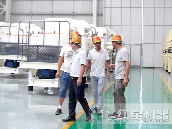 客戶來(lái)訪紅星制砂機(jī)車間