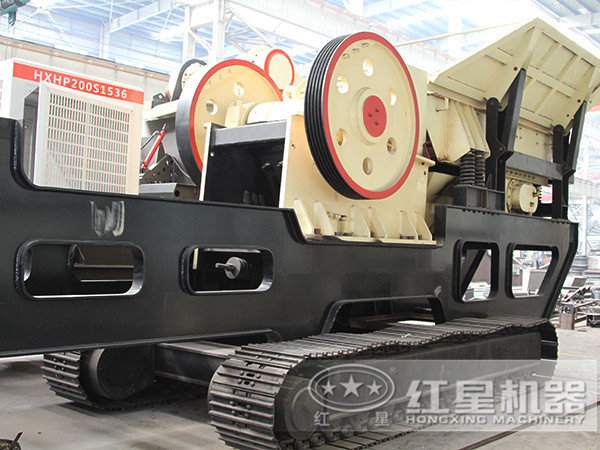 履帶移動破碎車，搭載顎式破碎機(jī)