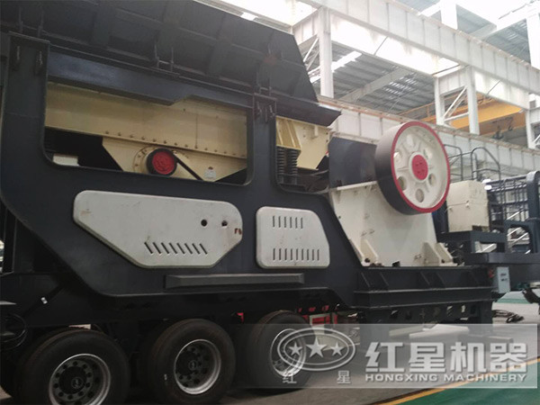 車載流動(dòng)碎石機(jī)，搭載顎式破碎機(jī)