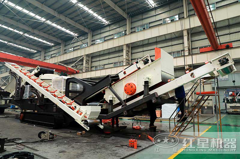 履帶式碎石機械設(shè)備組裝車間