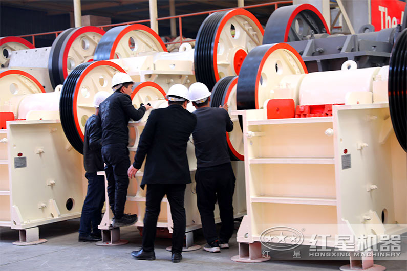 客戶(hù)到廠考察顎式破碎機(jī)設(shè)備