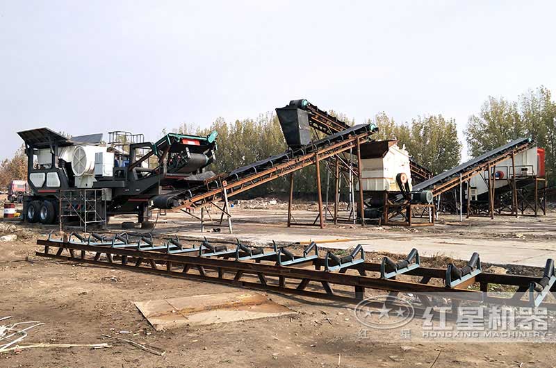 移動(dòng)顎式破碎機(jī)與固定式反擊破合作現(xiàn)場