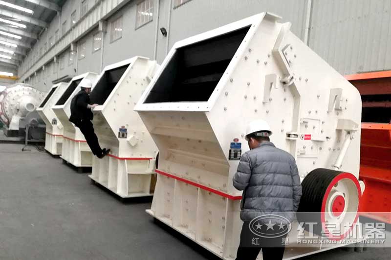 客戶來(lái)廠考察大型反擊式破碎機(jī)