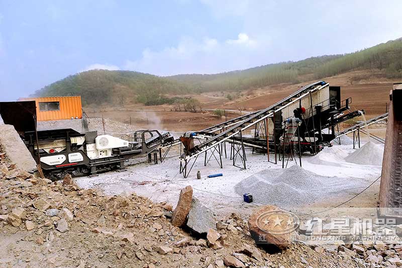 安徽淮南輪胎式移動破碎機(jī)破碎制沙作業(yè)現(xiàn)場