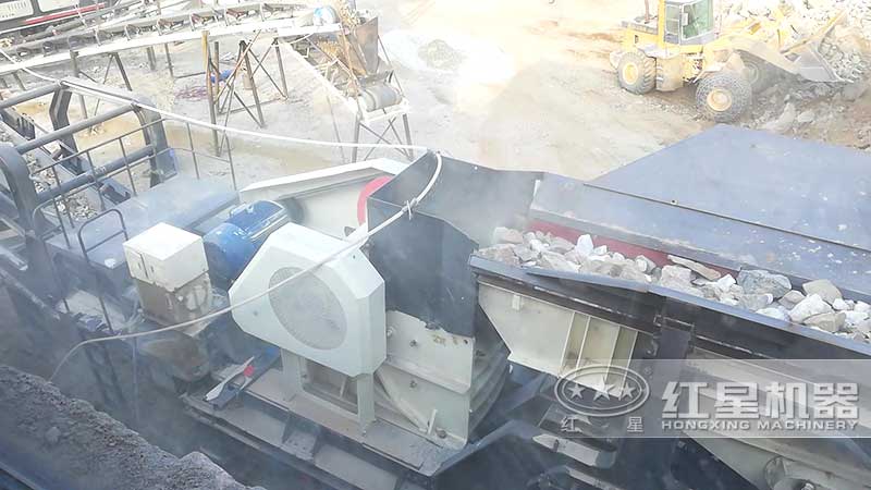 搭載給料機+顎破的小型移動破碎機