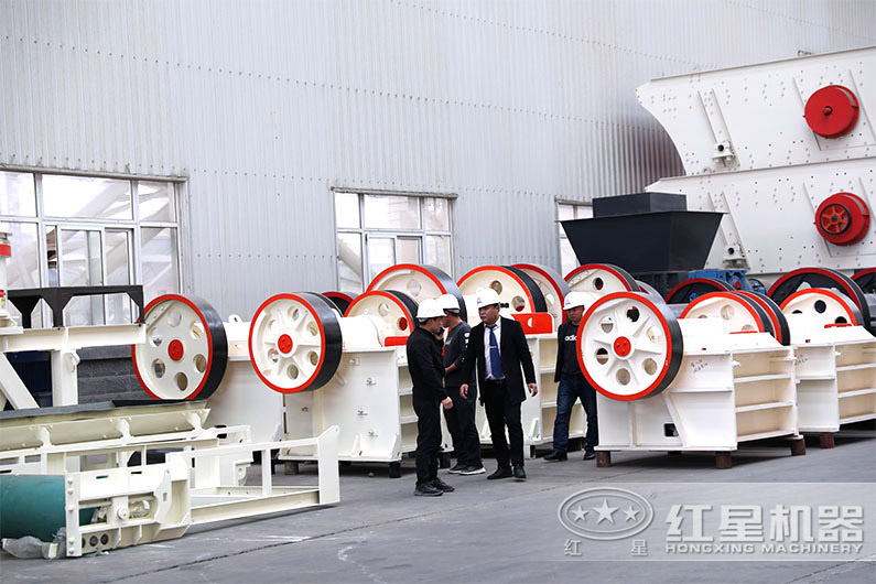 客戶參觀小型顎式破碎機(jī)