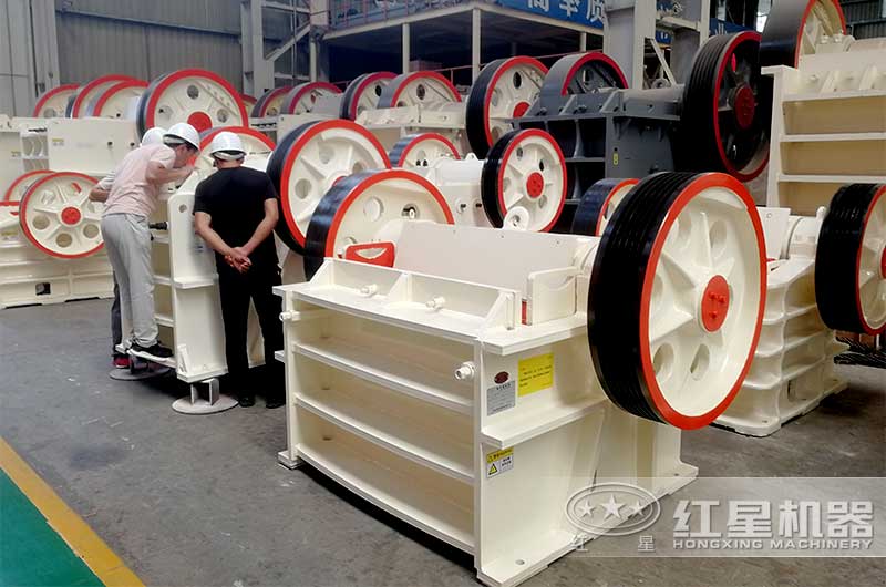 客戶來廠考察小型碎石機(jī)現(xiàn)場(chǎng)