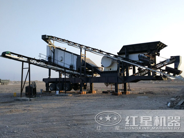 小型移動顎式破碎機(jī)現(xiàn)場圖
